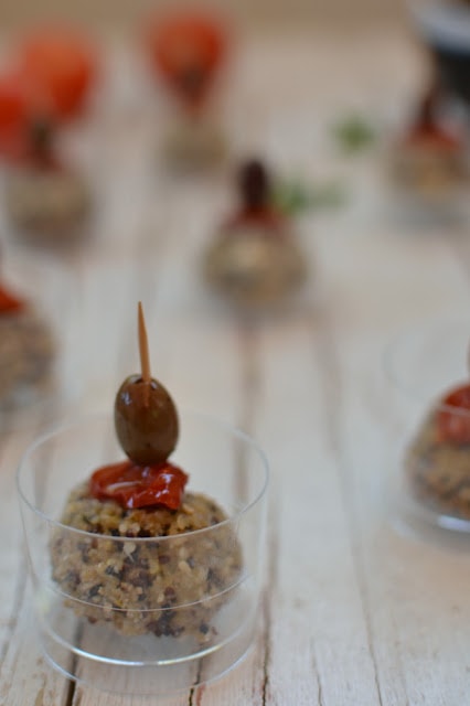 ricetta polpettine di quinoa menta e pecorino con olive e pomodorini semisecchi omindipanpepato