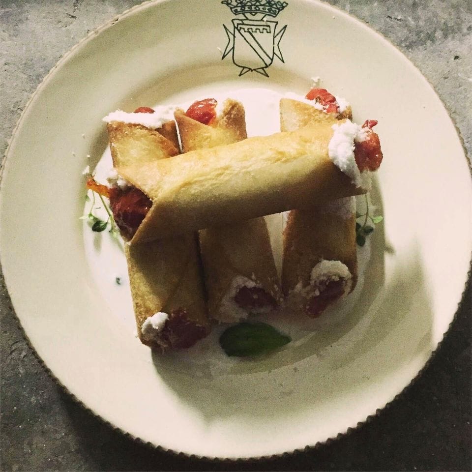 Cannolo di pane con ricotta e pomodorini semisecchi